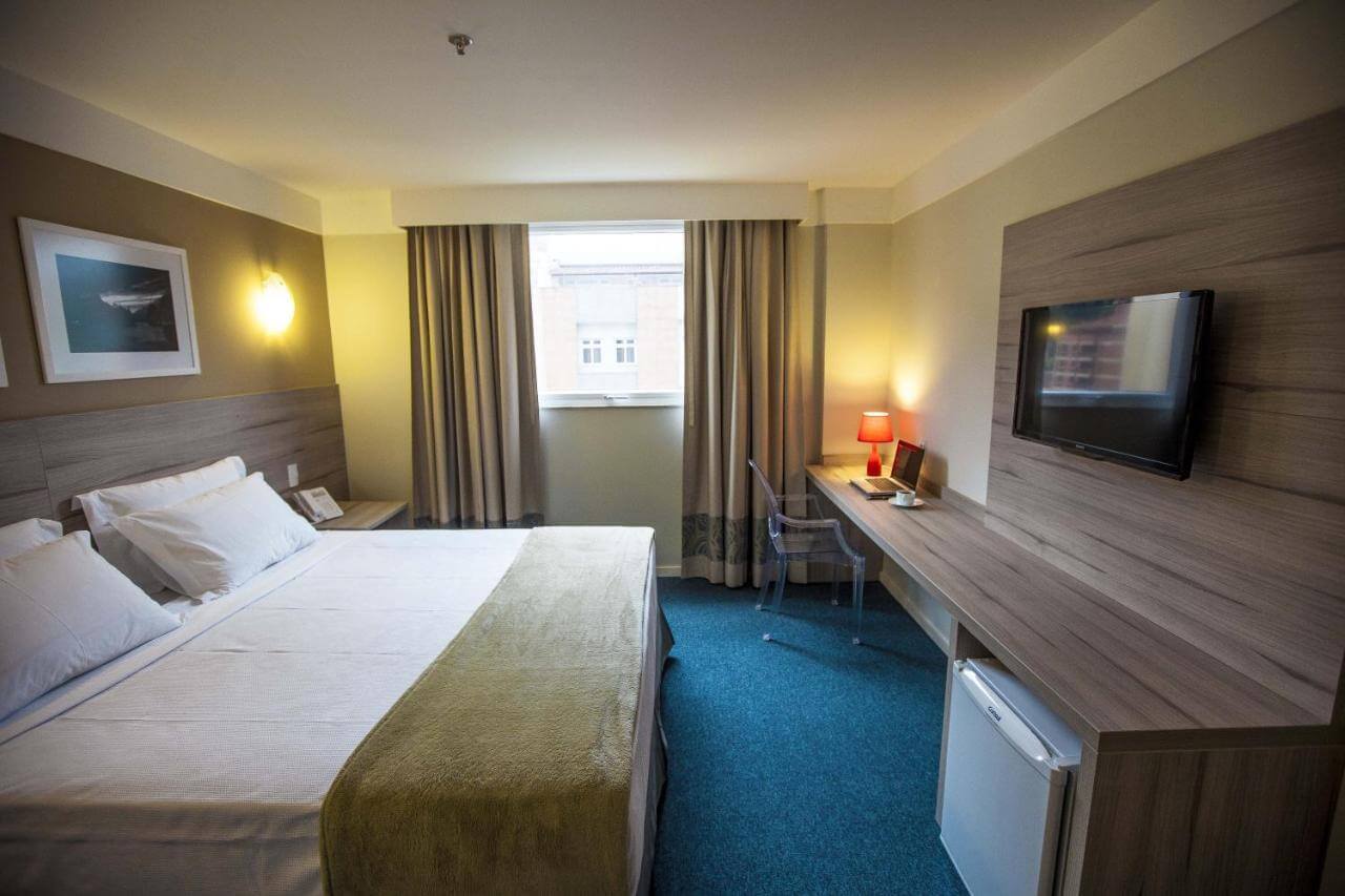 Quarto grande de casal em hotel em Teresópolis com decoração moderna