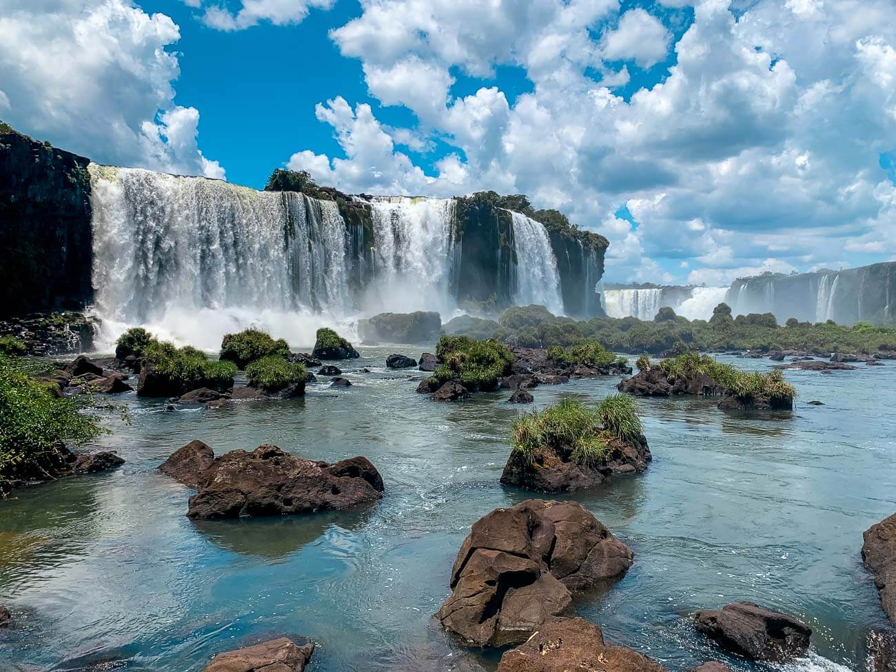 Cataratas do Iguaçu com águas azuis