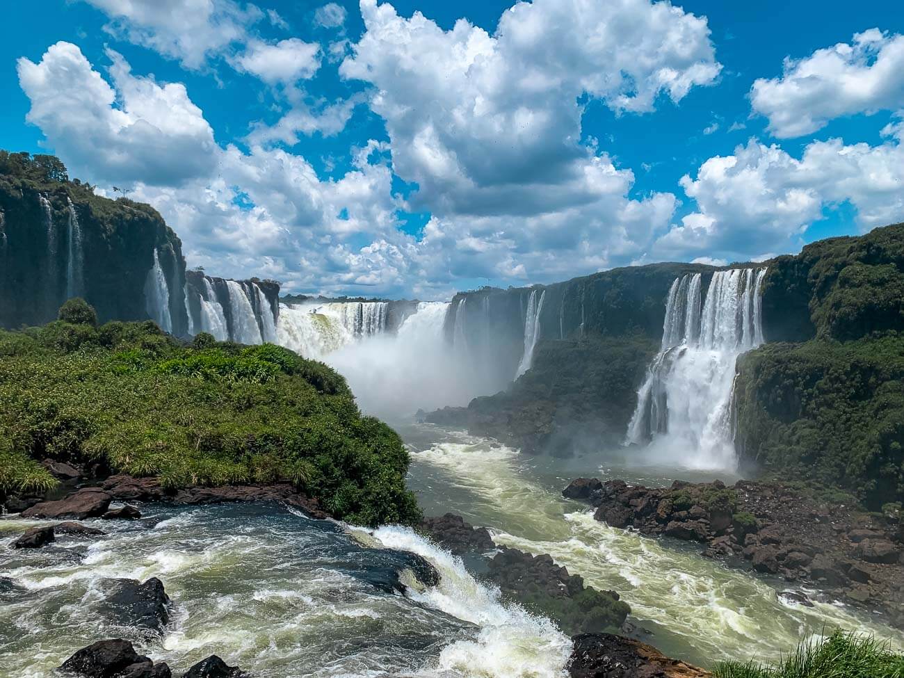 Vista de quedas fortes e altas das Cataratas do Iguaçu