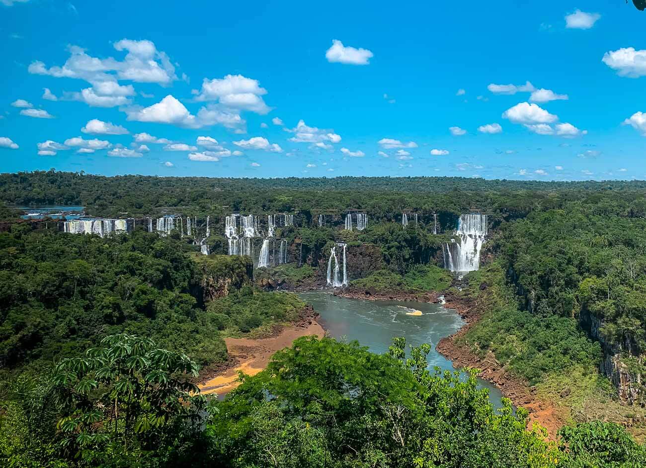 Quedas das Cataratas do Iguaçu ao fundo do lado Argentino