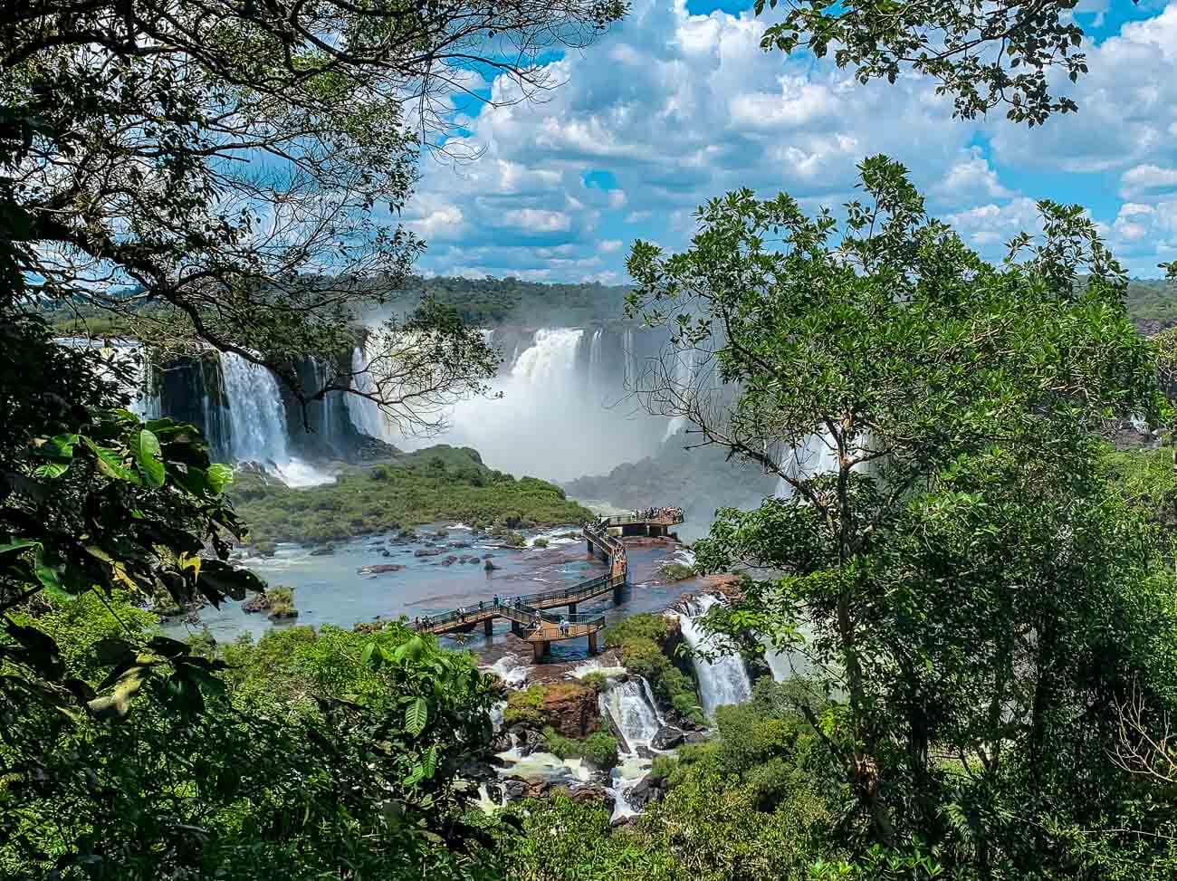 Vista entre árvores das quedas das Cataratas do Iguaçu