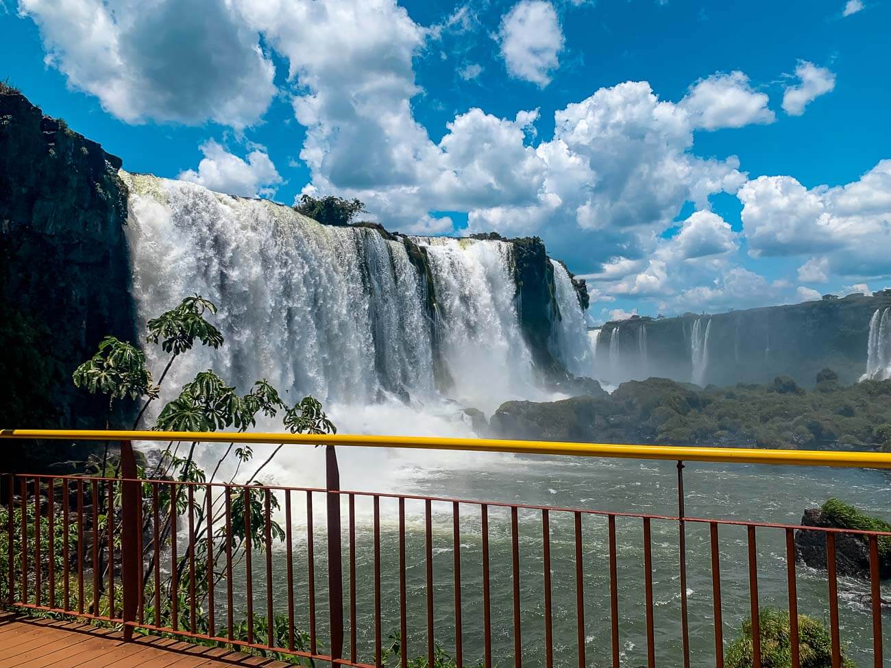 Mirante com vista para quedas das Cataratas do Iguaçu