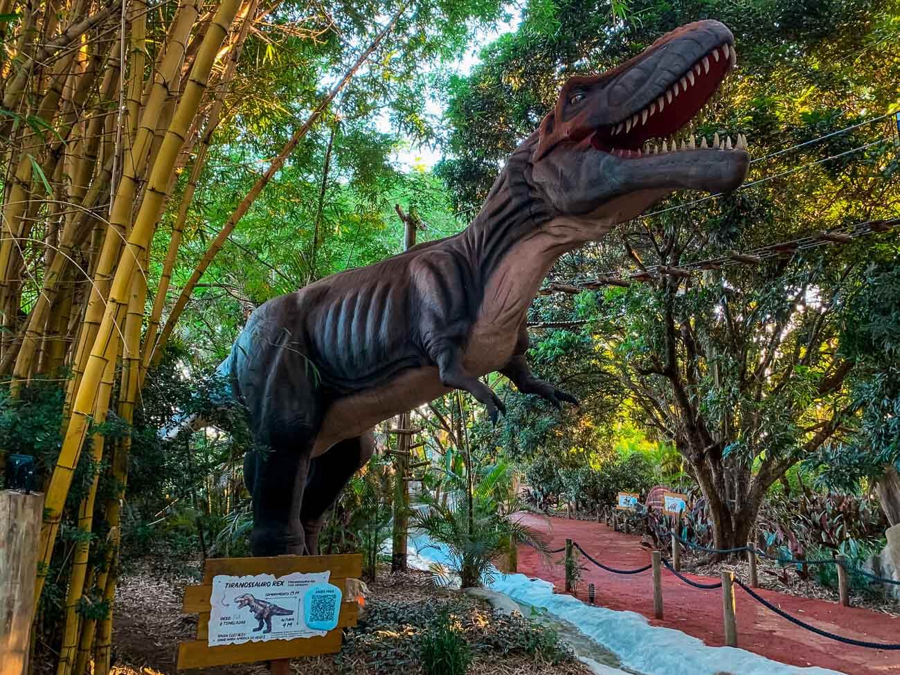Tiranossauro de 4 metros no Vale dos Dinossauros