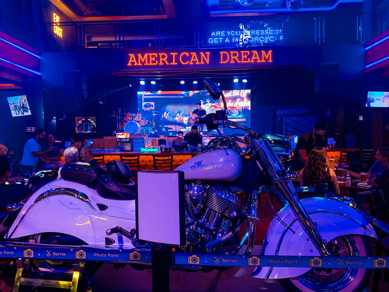 Motocicleta clássica e palco ao fundo do Dreams Motor Show