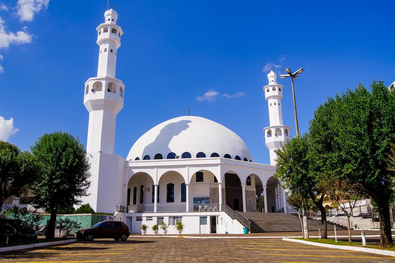 Fachada da Mesquita mulçumana em Foz do Iguaçu com duas torres e uma cúpula