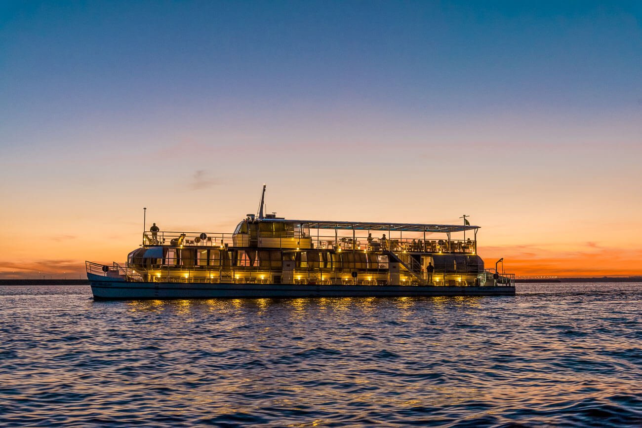 Barco Kattamaram passando pelos rios Iguaçu e Paraná ao pôr do sol