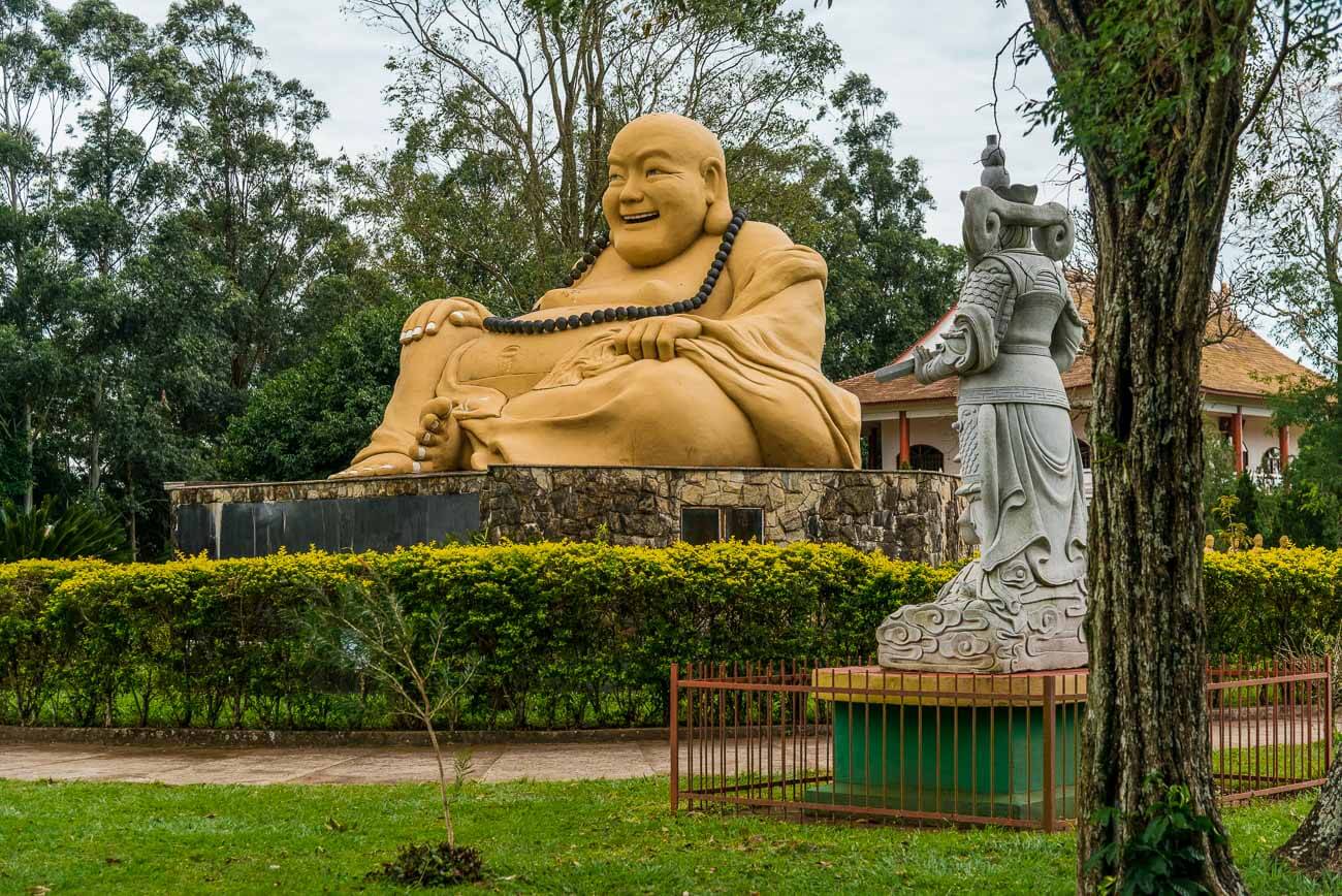 Uma estátua de um buda em um jardim no templo budista em Foz do Iguaçu