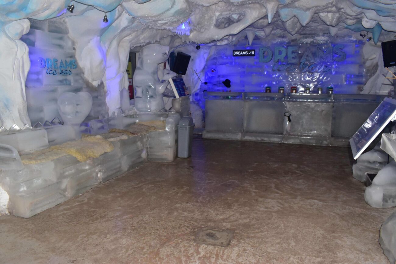 Bar com bancos e balcão de gelos no Dreams Ice Bar