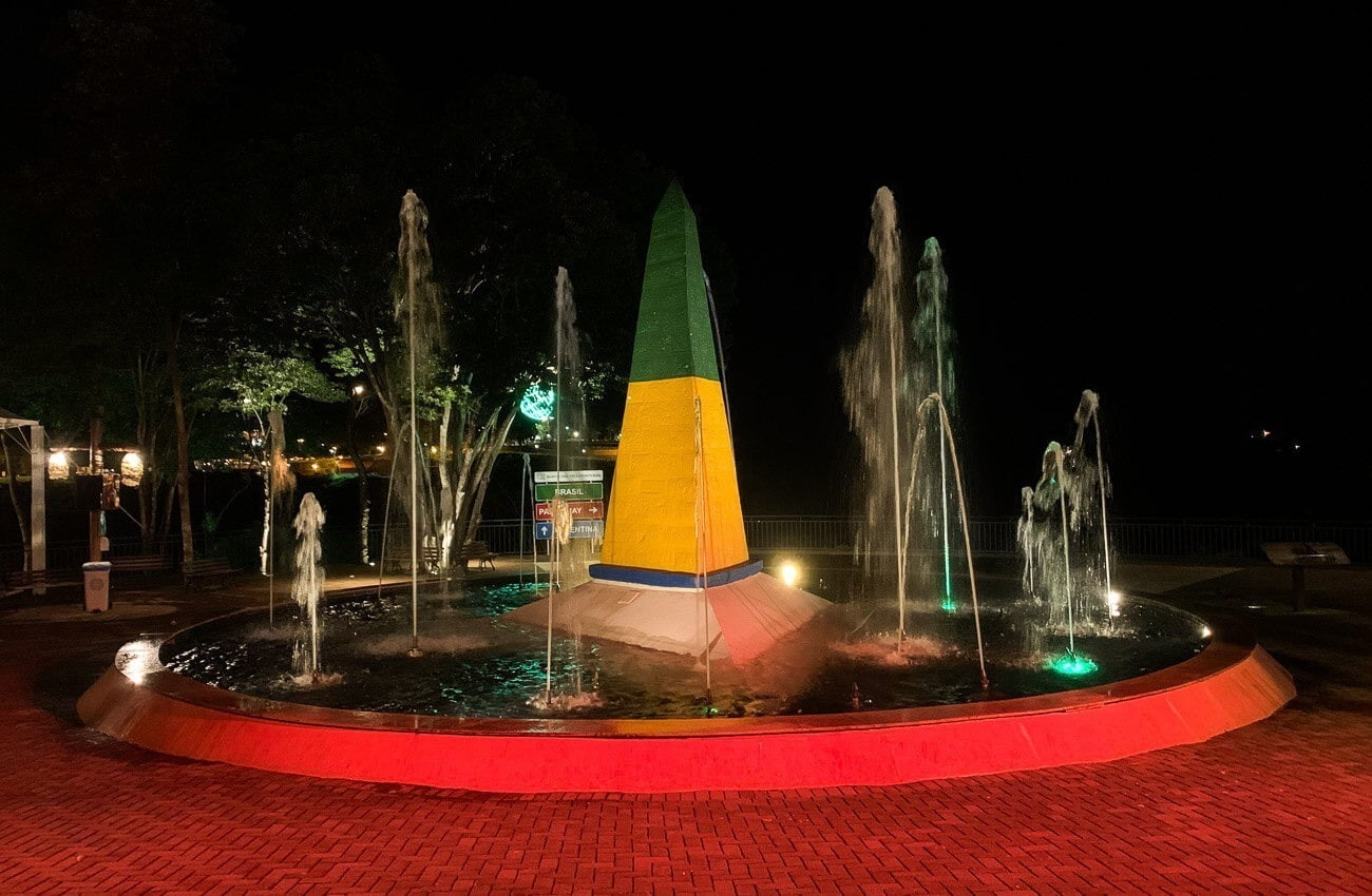 Obelisco do Marco das Três Fronteiras iluminado a noite