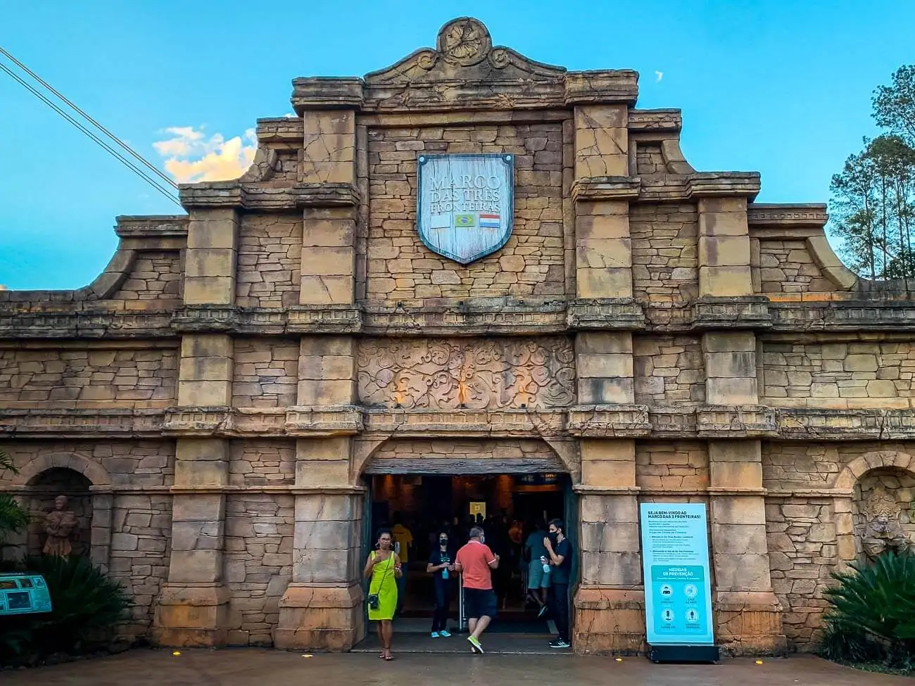 Fachada do Marco das Três Fronteiras em Foz do Iguaçu