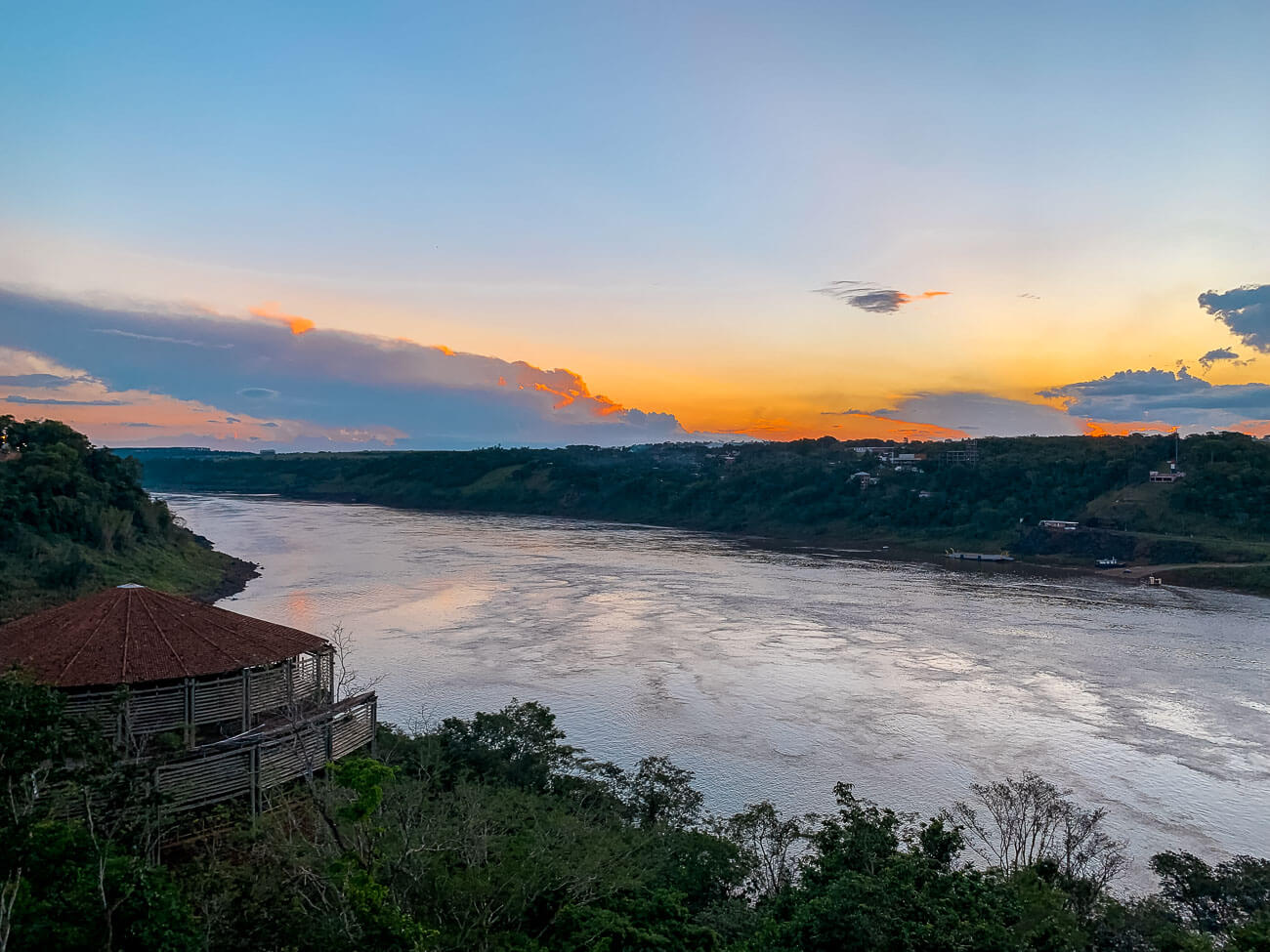 Pôr do sol no Marco das Três Fronteiras