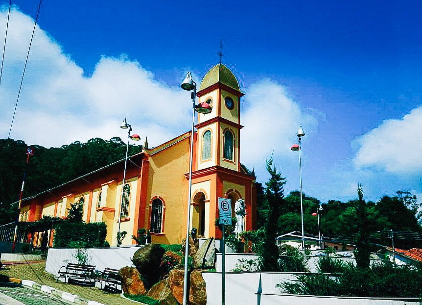 Igreja cercada por árvores.