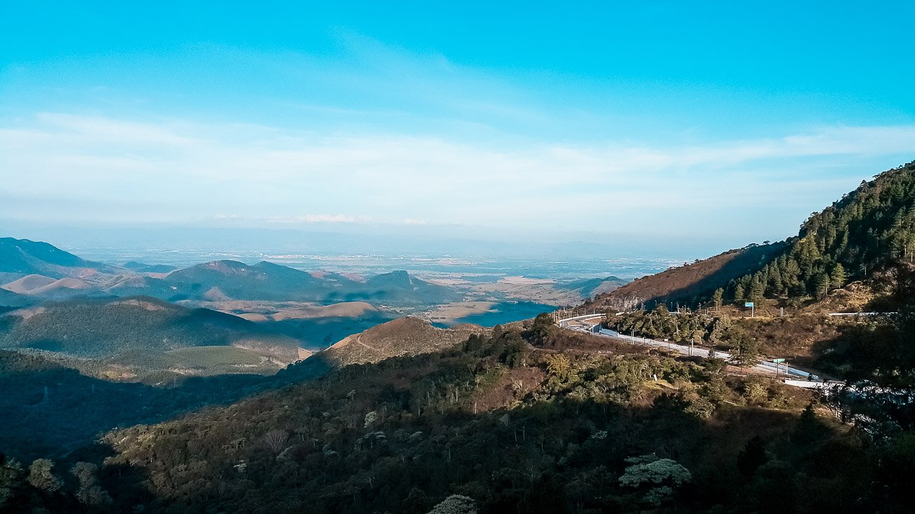 Vista de montanhas a partir do mirante.