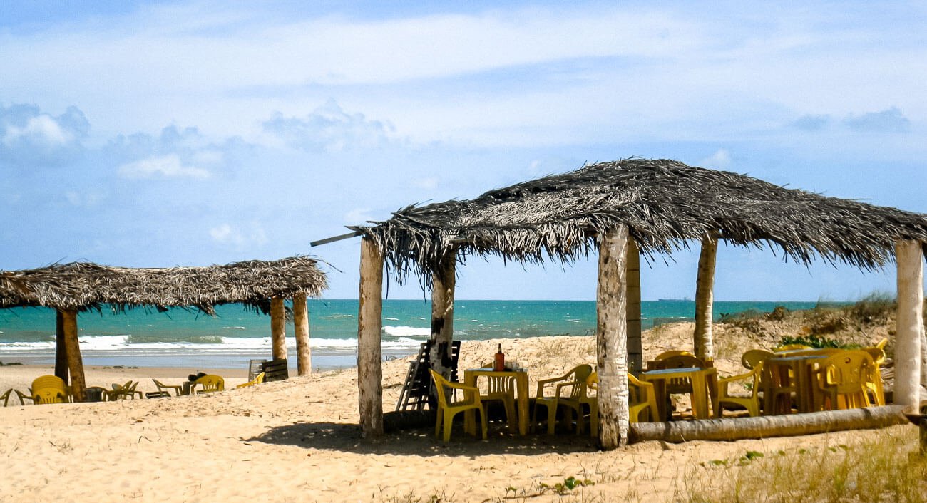 Barracas de palhas na Praia do Pirambu em Sergipe