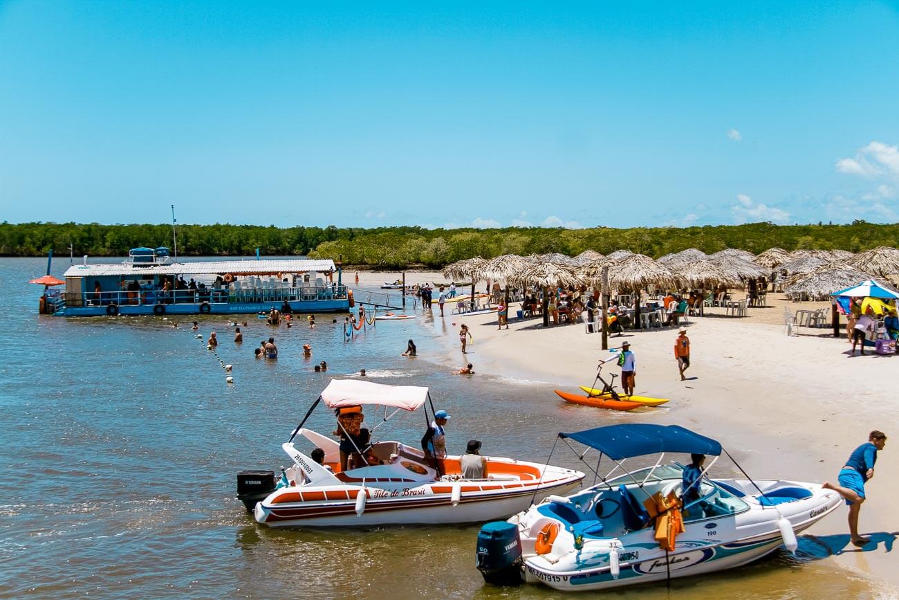 Barcos e lanchas atracados na Ilha Croa do Goré