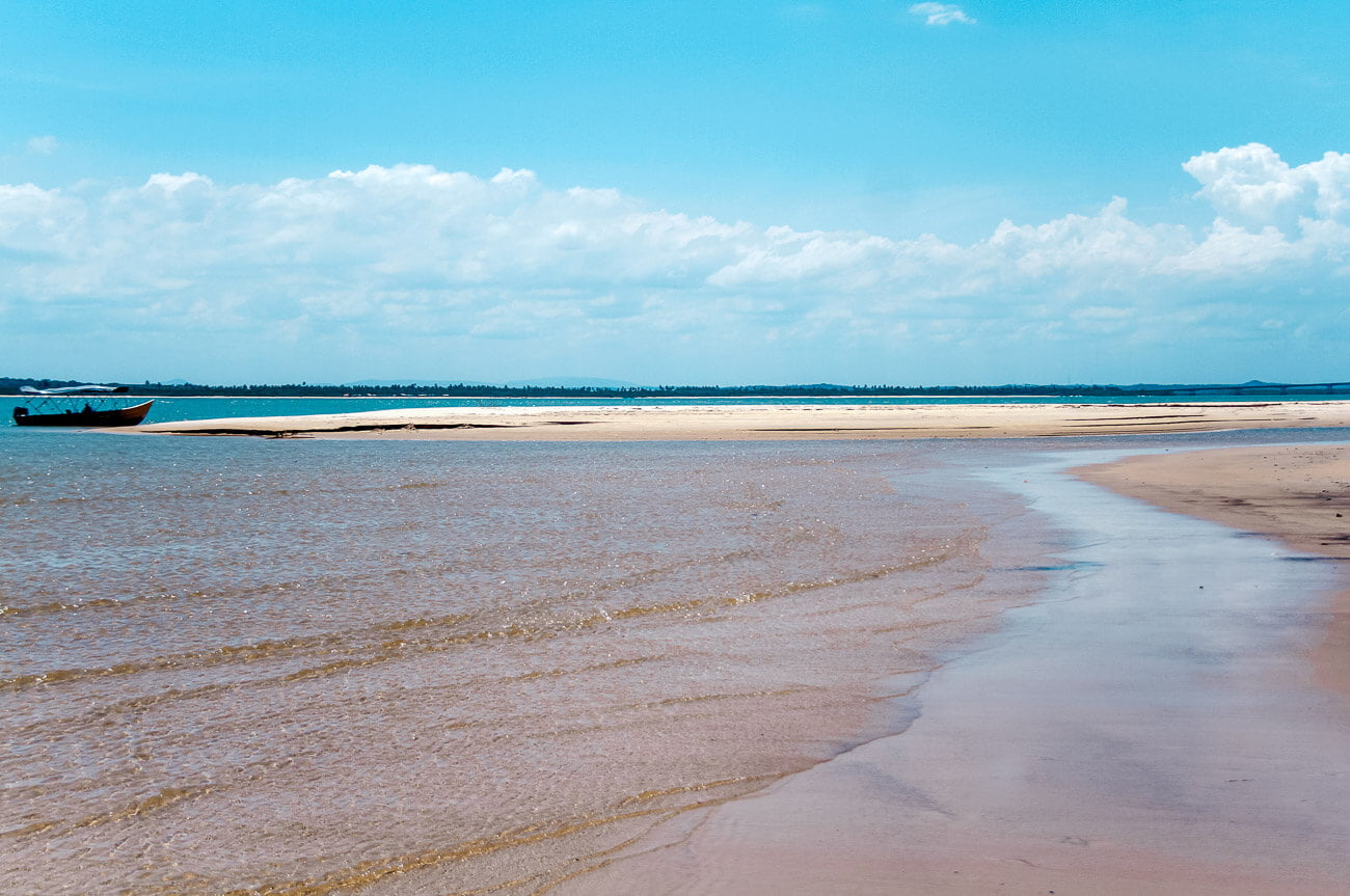 Águas cristalinas na Ilha dos Namorados e o mar ao fundo