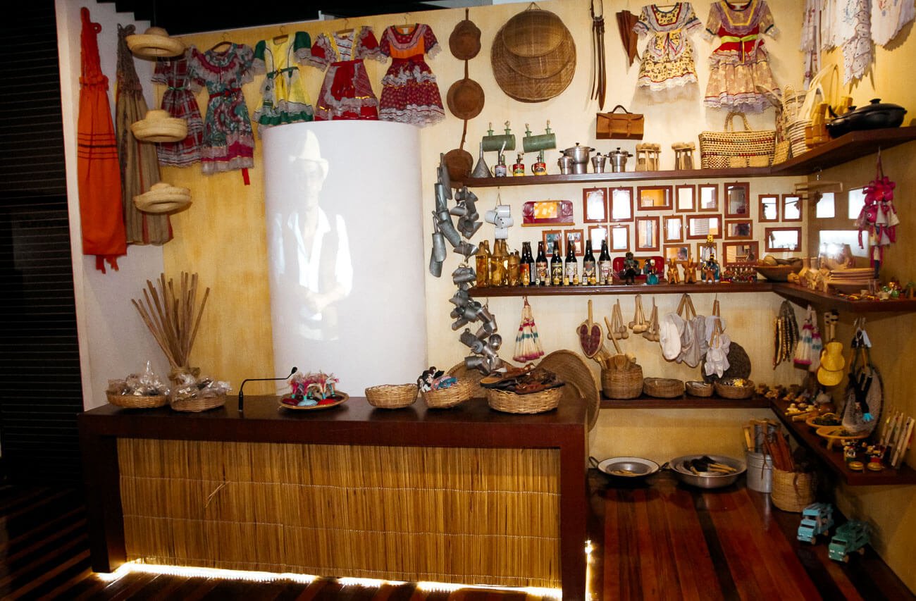 Sala do Museu da Gente Sergipana com diversos artesanatos da região