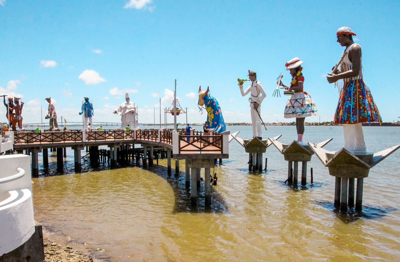 Estátuas de personagens do Folclore Sergipano dentro do mar 