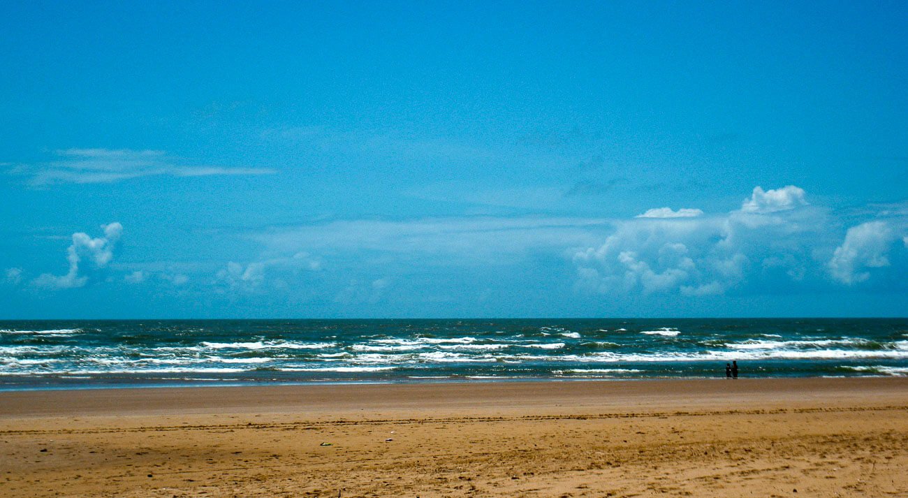 Praia do Atalaia em um dia de sol em Aracaju