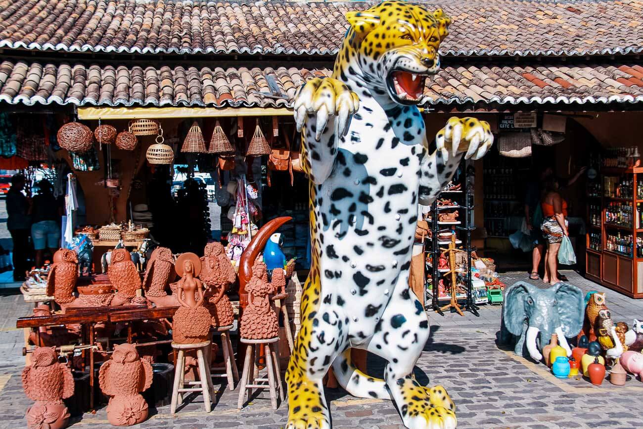 Estátua de tigre em pé e artesanato no Mercado Municipal de Aracaju