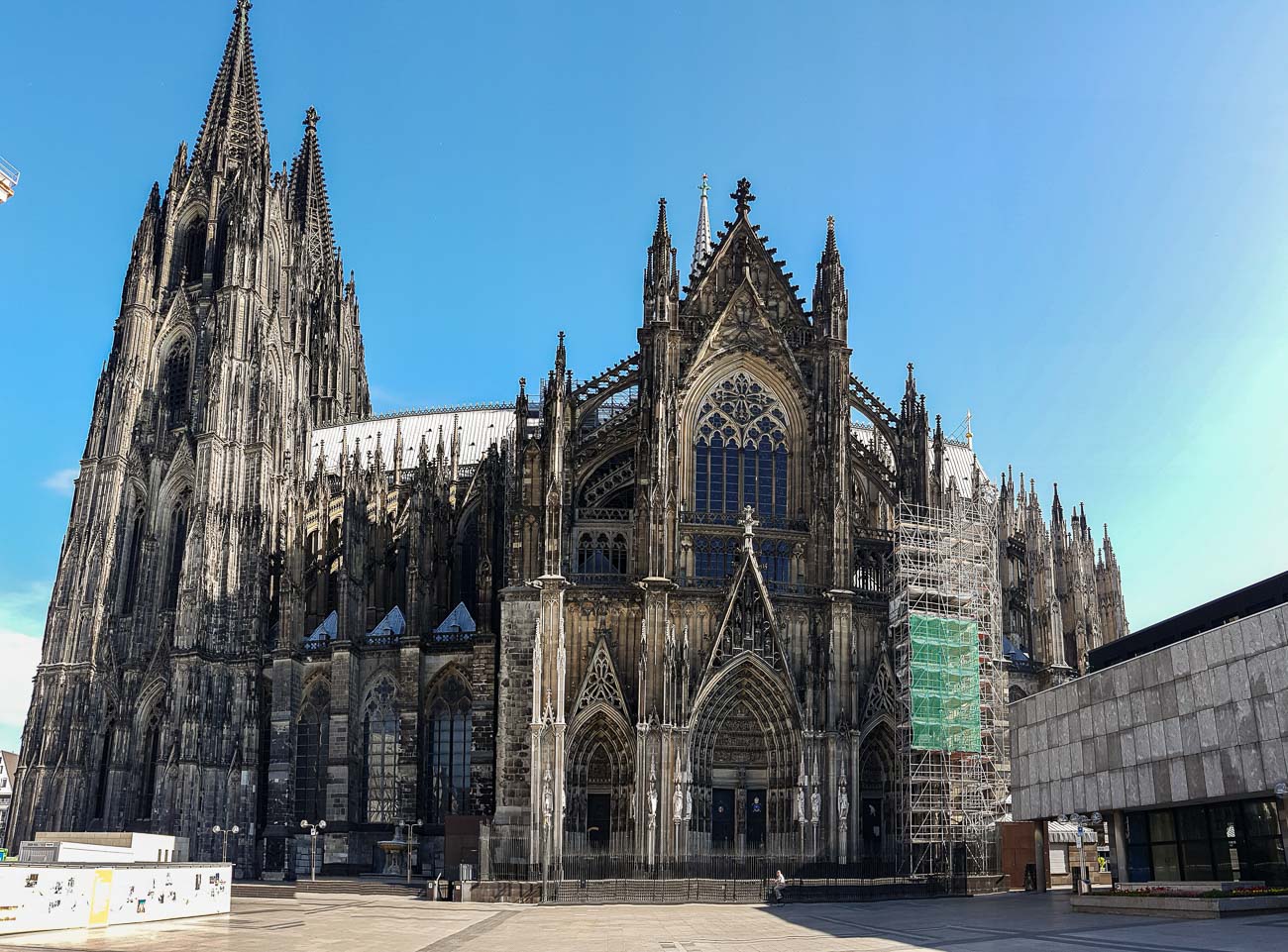 Fachada da Catedral de Colônia com arquitetura neogótica