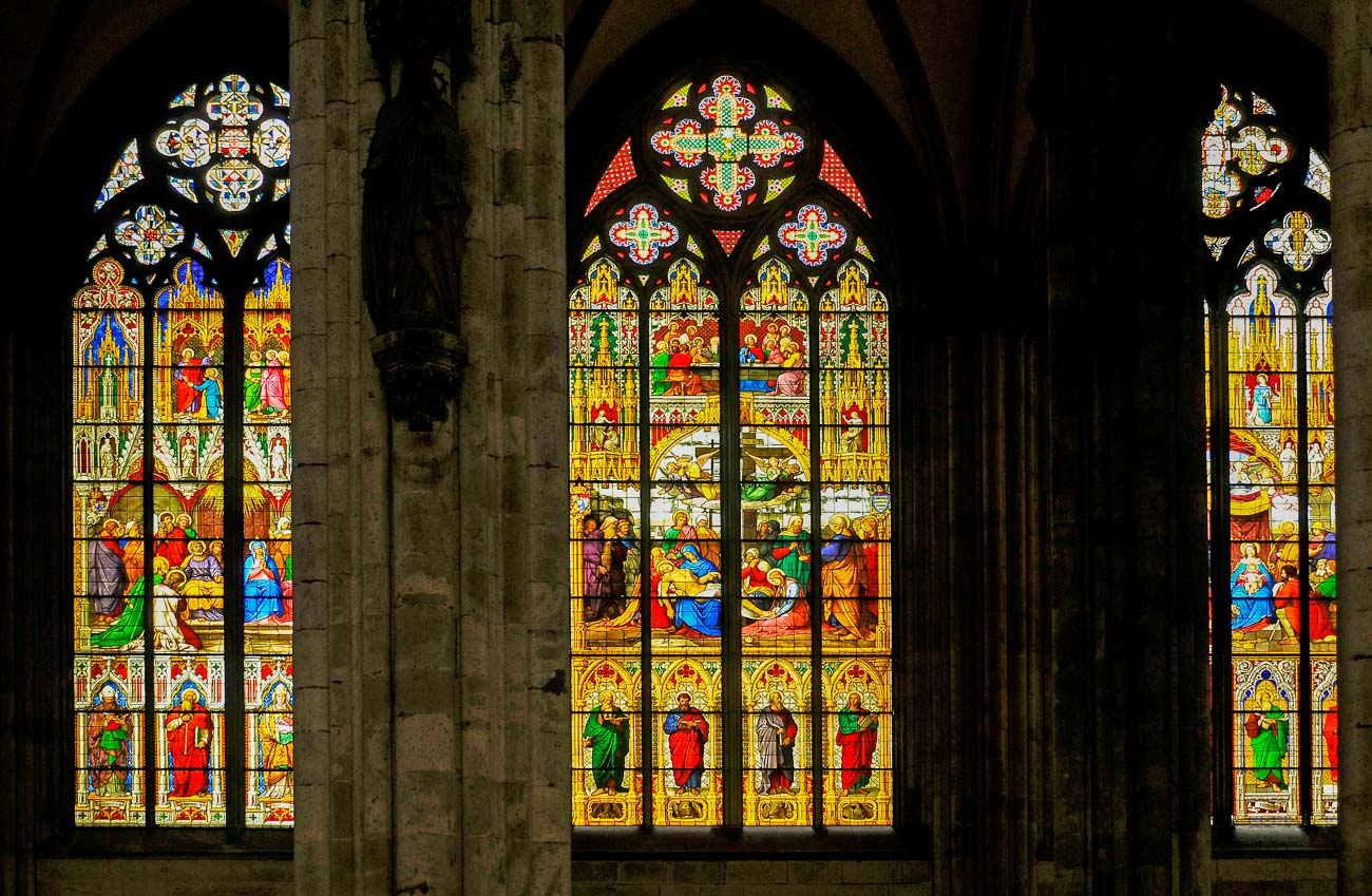 Vitrais no interior da Catedral de Colônia