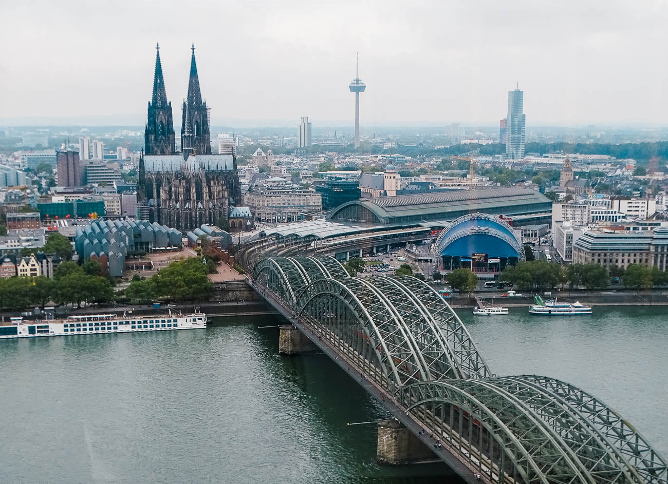 Vista panorâmica do Koln Triangle da ponte e Catedral de Colônia
