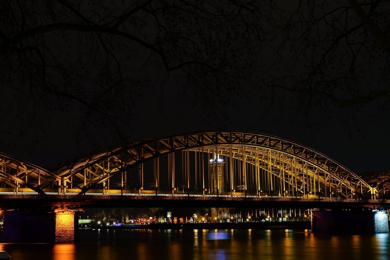 Ponte Hohenzollern iluminada durante a noite sobre o Rio Reno