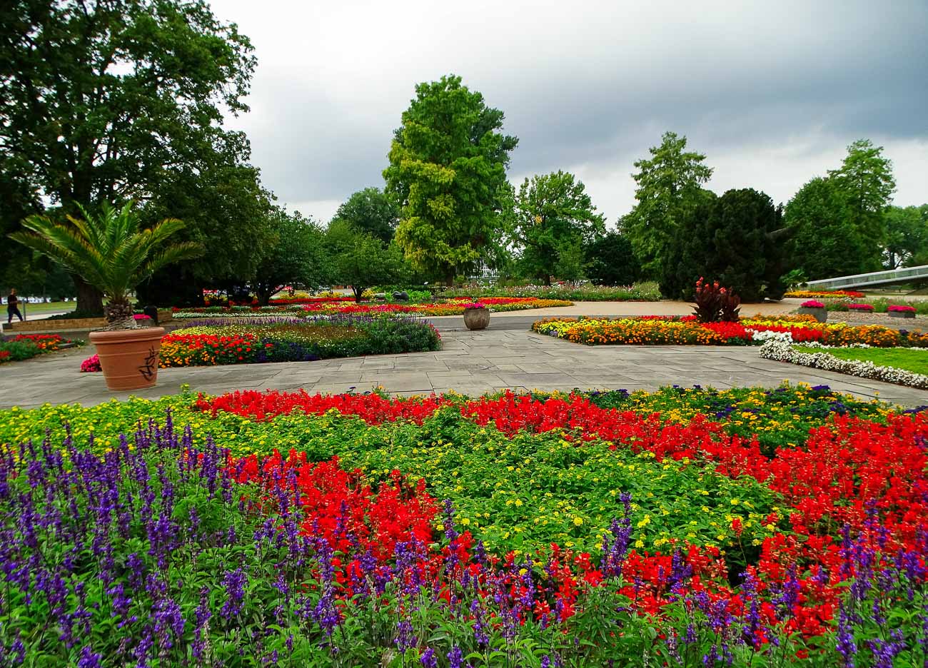 Jardim colorido e arborizado no Rheinpark