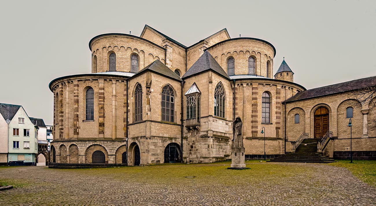 Fachada da St. Maria im Kapitol em Colônia com arquitetura românica 