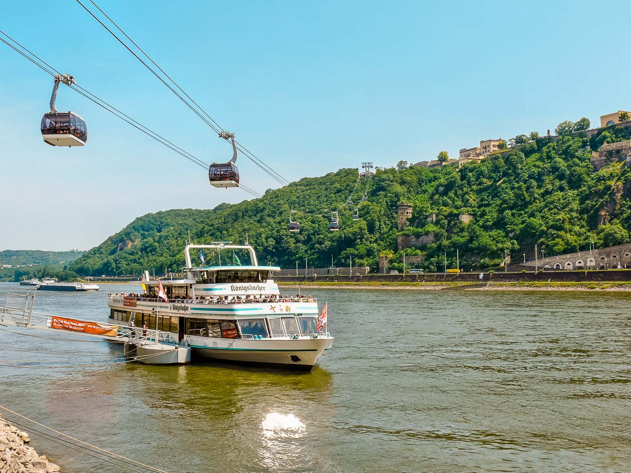 Teleférico passando sobre o Rio Reno