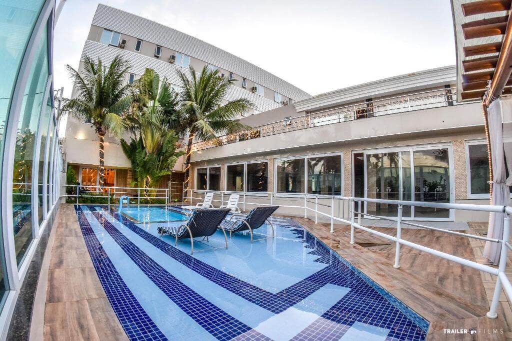 Piscina ao ar livre em hotel elegante