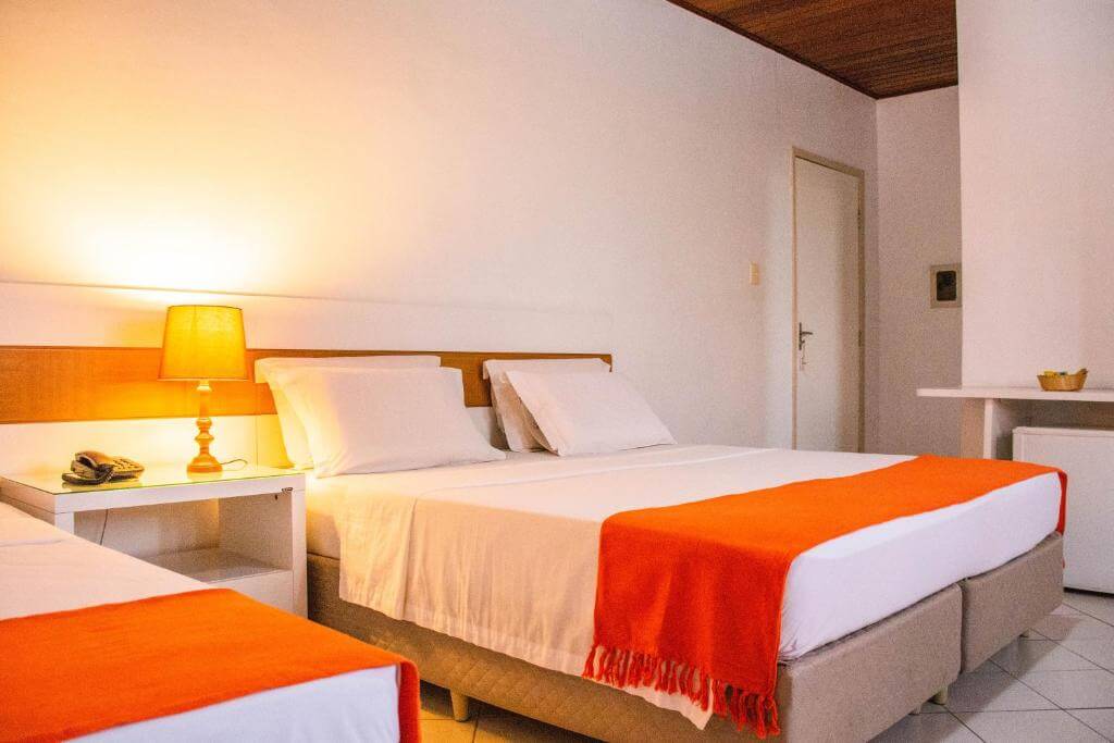 Quarto com duas camas aconchegantes