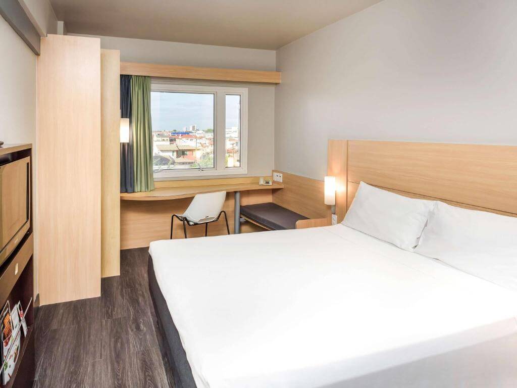 Quarto de casal com decoração moderna