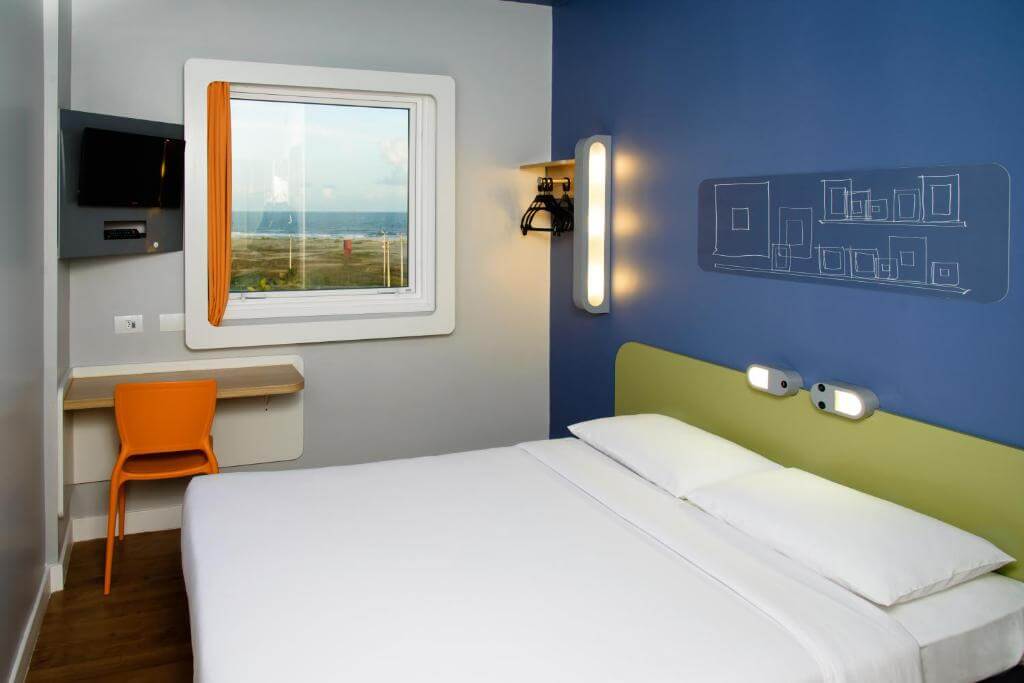 Quarto de casal com decoração colorida