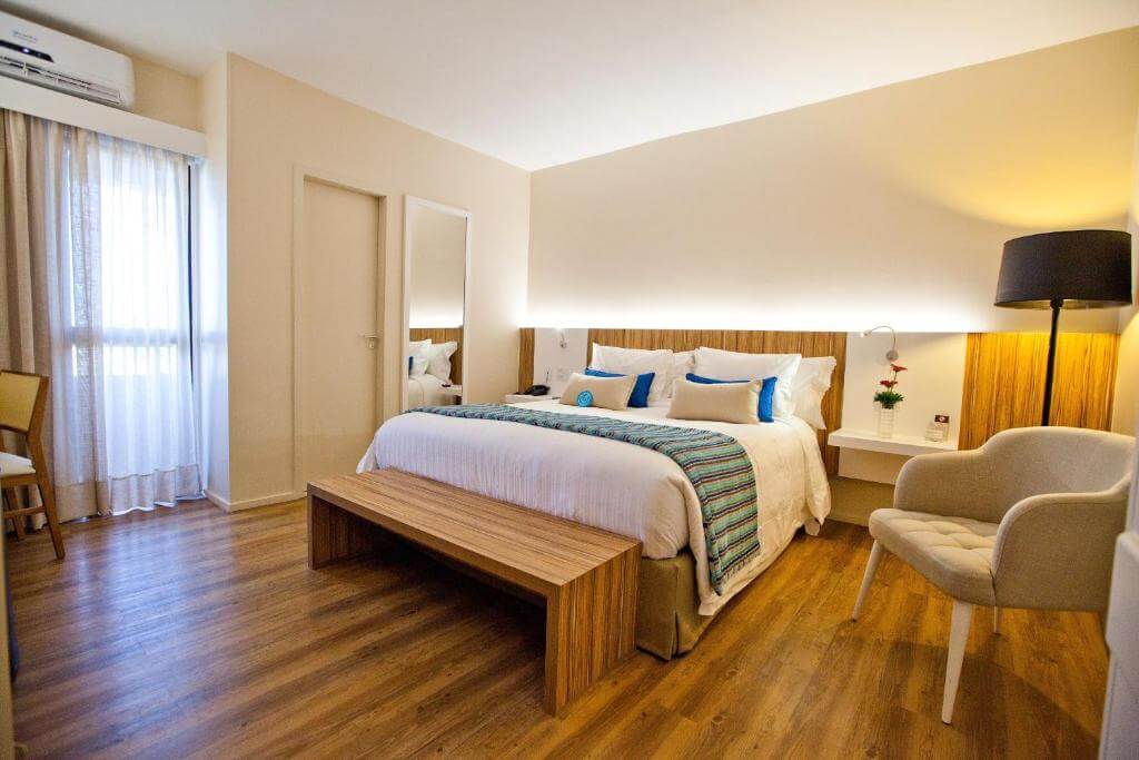 Quarto de casal espaçoso e moderno em hotel em Aracaju