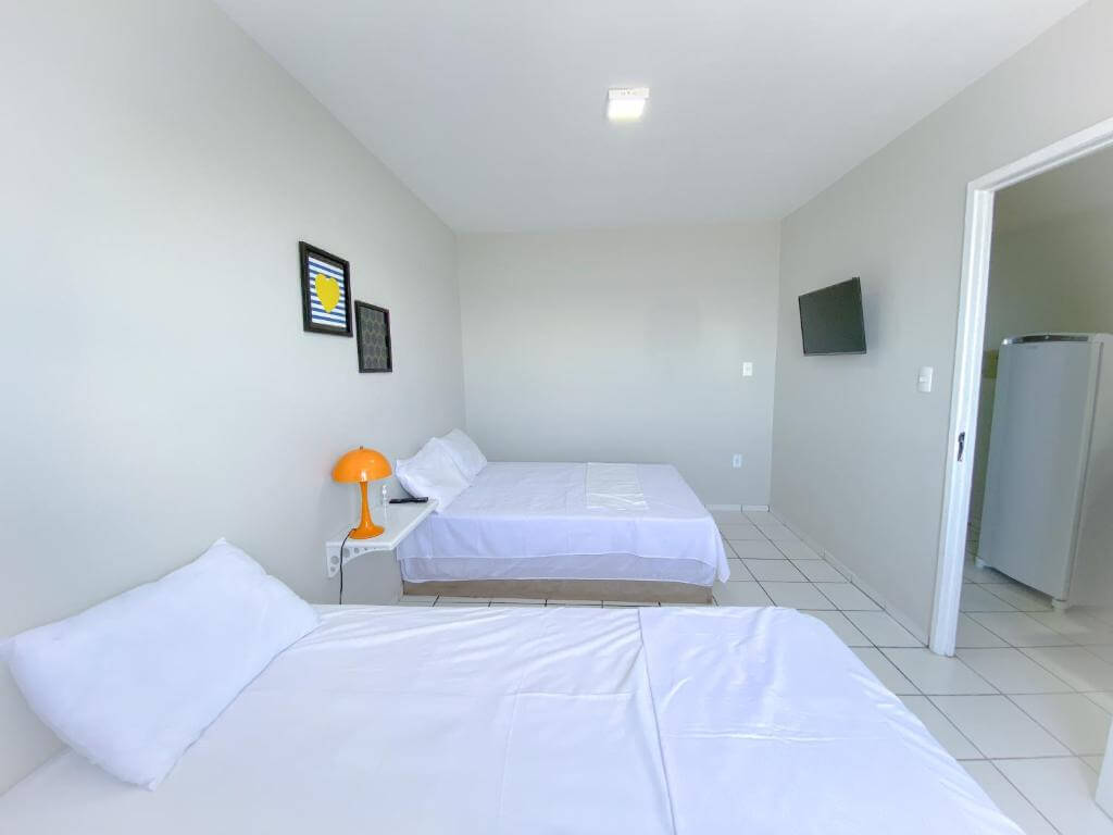 Quarto todo em branco com duas camas 