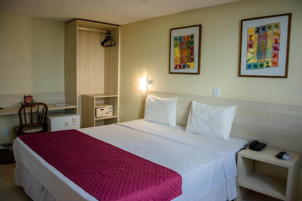 Quarto com cama de casal bem iluminado