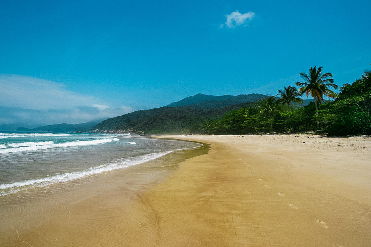 Praia de Lopes Mendes deserta em um dia de sol