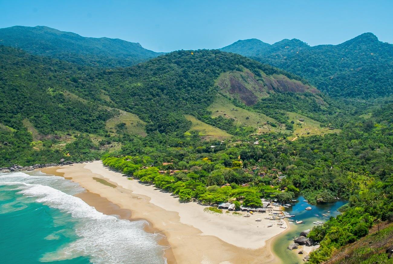 Vista aérea da Praia do Bonete cercada por vegetação da Mata Atlântica