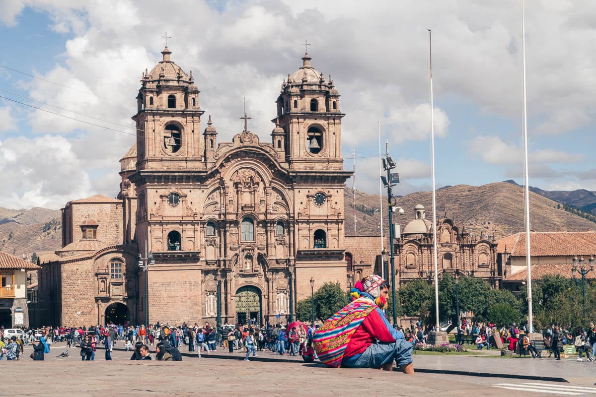 Um dia na Plaza de Armas, uma praça com grande cirulação de pessoas no Centro Histórico de Cusco.