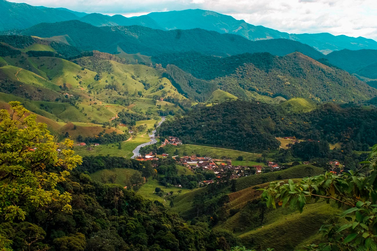 Vista panorâmica de Visconde de Mauá cercada pela natureza