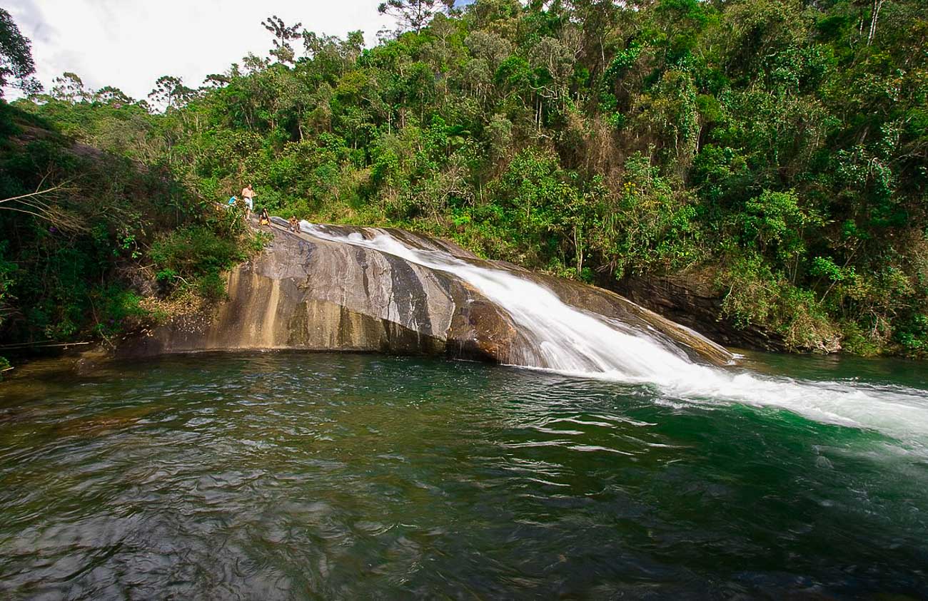 Cachoeira do Escorrega com um escorrega natural de pedras e o poço grande