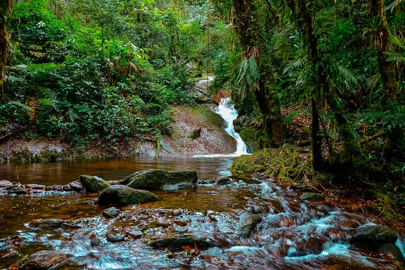Cachoeira em Visconde de Mauá cercada pela natureza