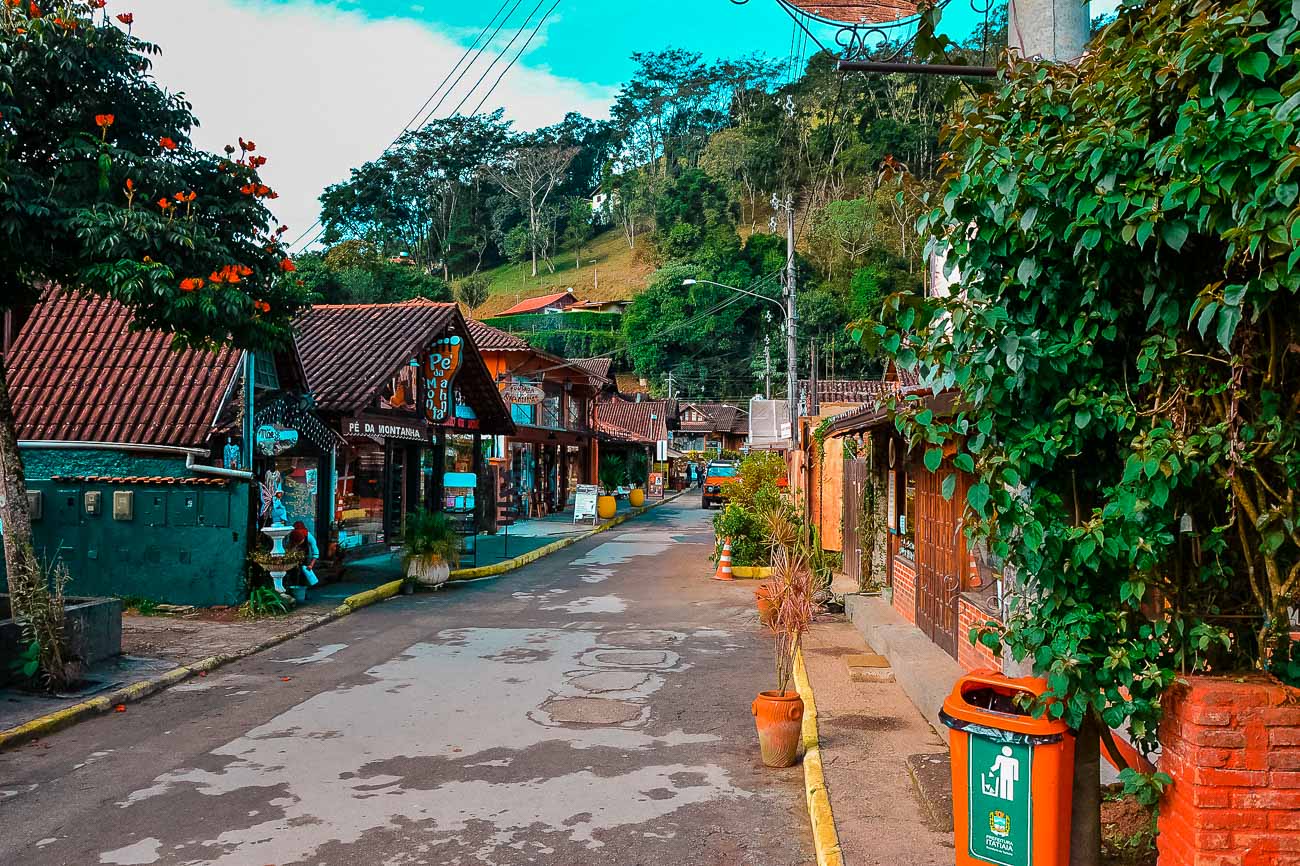 Centrinho da Vila Maringá em Visconde de Mauá com lojinhas na rua