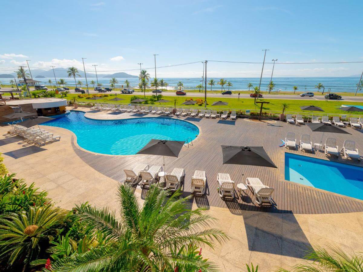 Vista externa das piscinas do Hotel Costa Norte Massaguaçu