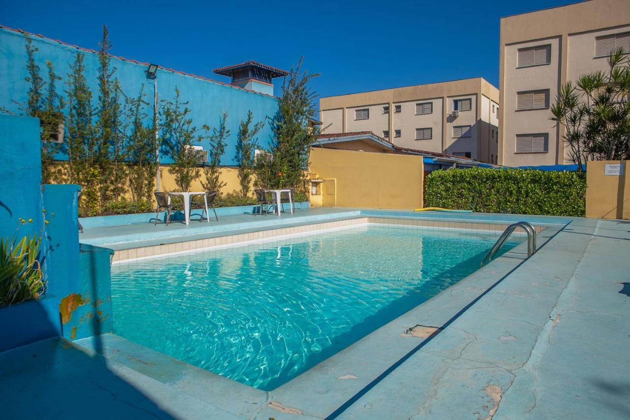 Piscina ao ar livre em um dia de sol em pousada em Caraguatatuba