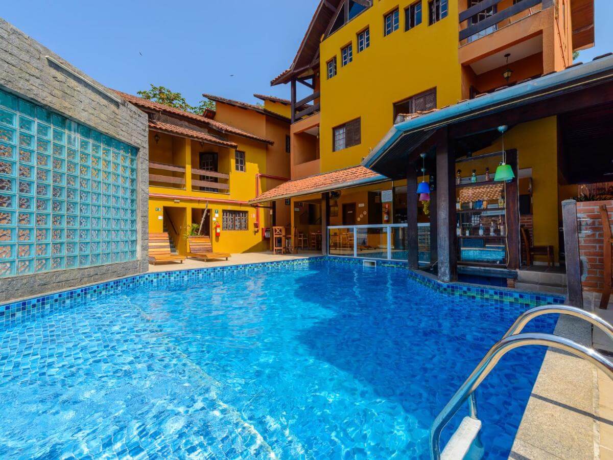Piscina ao ar livre em pousada de três andares em Caraguatatuba