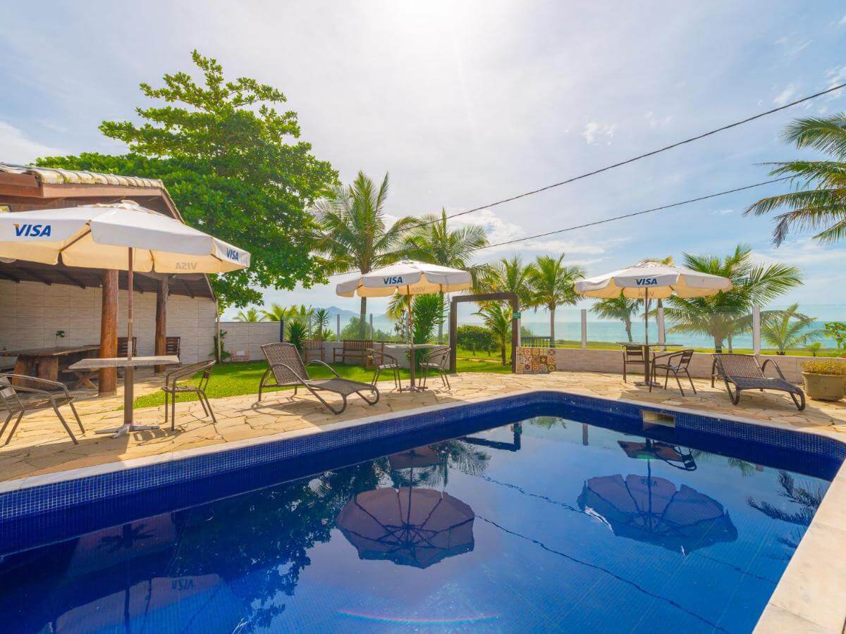 Piscina ao ar livre em um dia de sol em Caraguatatuba