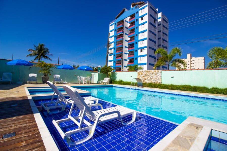 Piscina ao ar livre com espreguiçadeiras em área rasa da piscina
